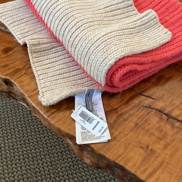 GAP KNITTED SCARF CORAL/oatmeal color - Picture 3 of 5